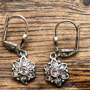 Simple sweet little flower with pink and clear crystal earrings